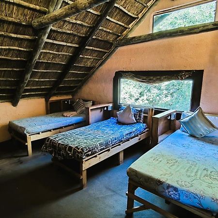 Elephant Trail Guesthouse And Backpackers Kasane Esterno foto